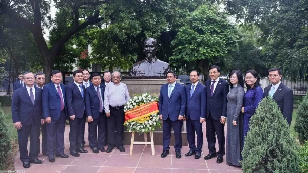 PM Pham Minh Chinh pays tribute to President Ho Chi Minh in New Delhi