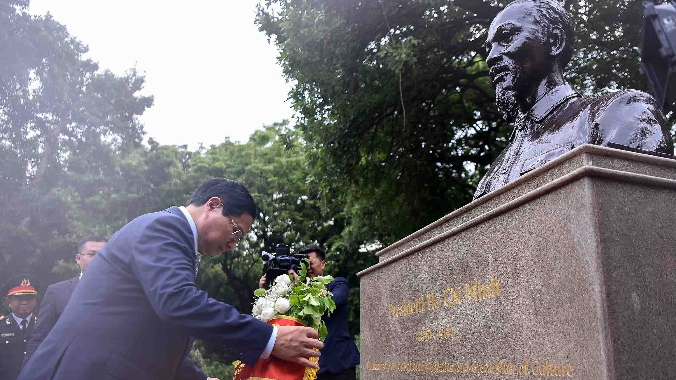 thu tuong pham minh chinh dang hoa tai tuong chu tich ho chi minh o new delhi