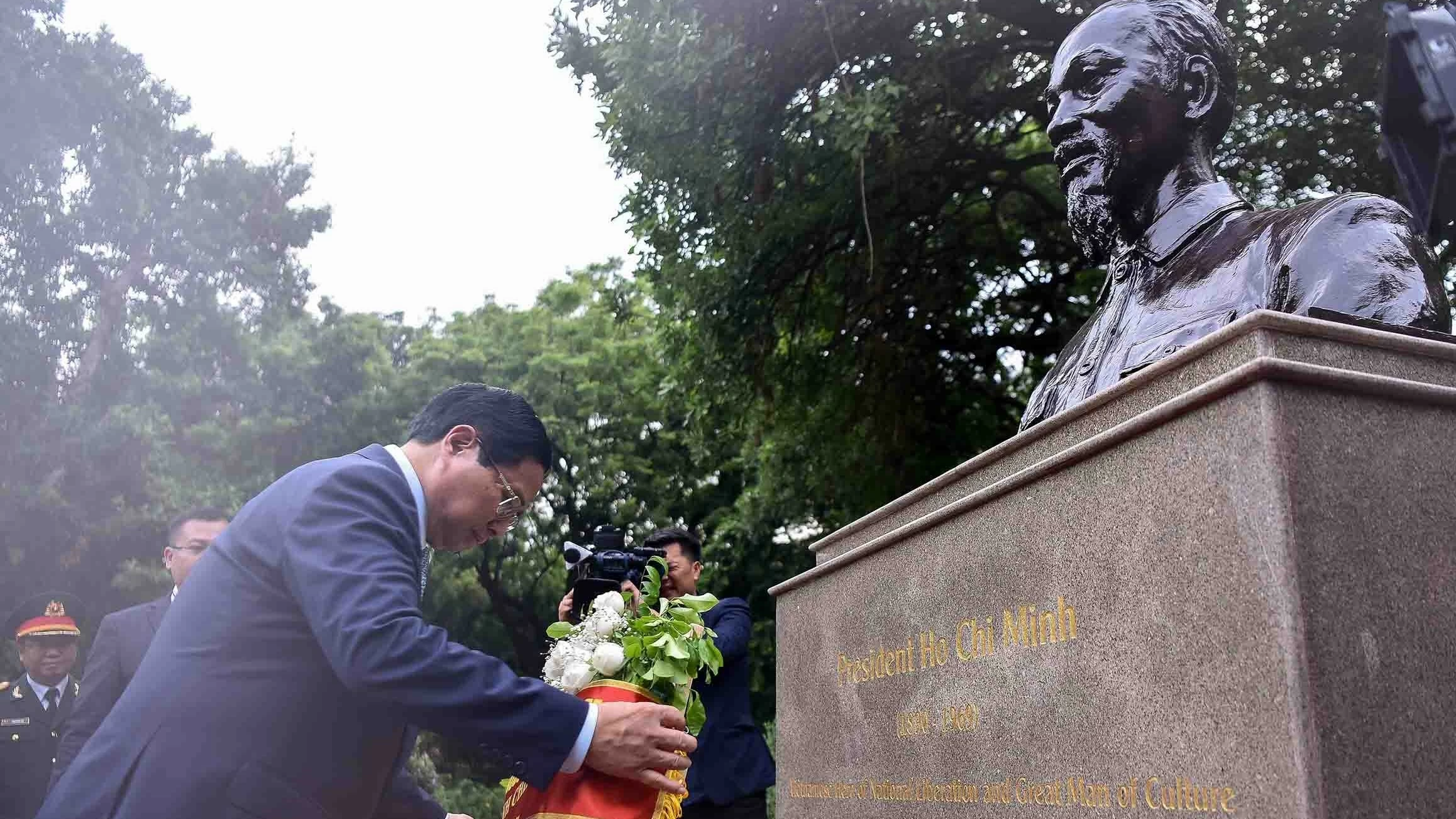 Thủ tướng Phạm Minh Chính dâng hoa tại tượng Chủ tịch Hồ Chí Minh ở New Delhi