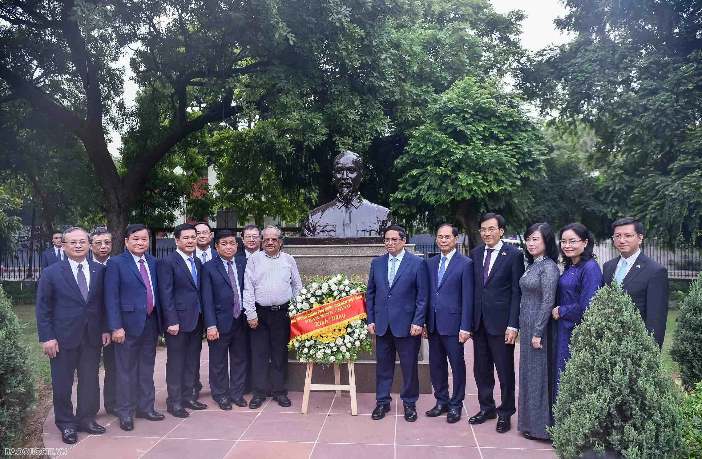 Tượng đồng Chủ tịch Hồ Chí Minh được đặt tại Công viên G20 rộng hơn 4.700m2, nằm giữa khu Ngoại giao đoàn, tại điểm giao giữa đường Kautilya và đường Niti, được ví như “trái tim” của Thủ đô New Delhi. 