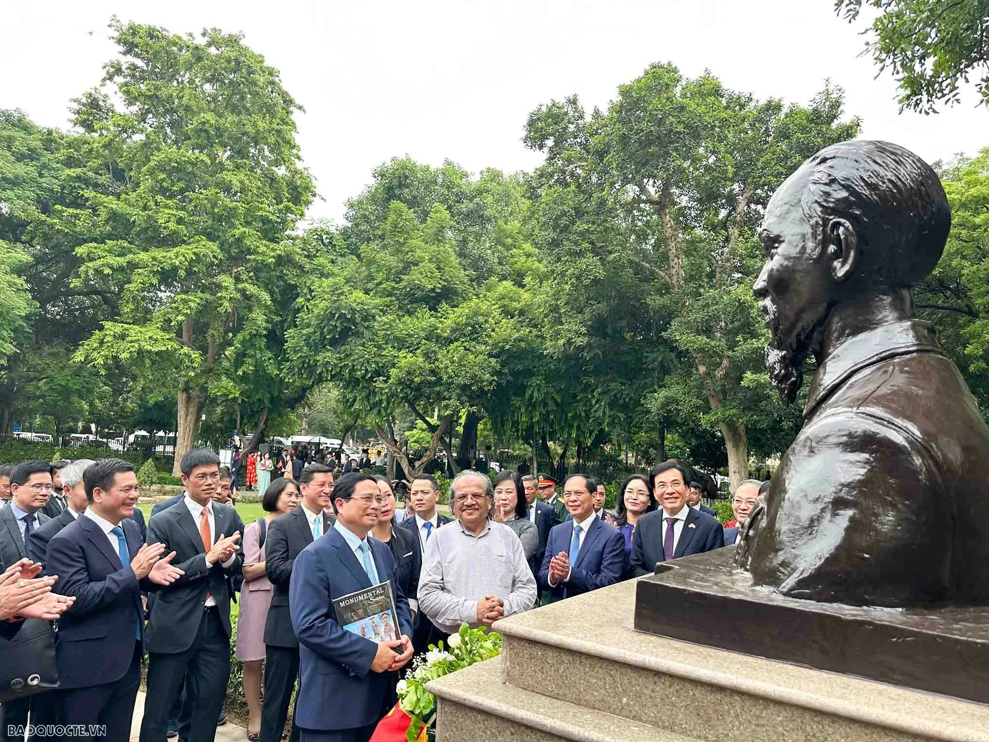 Bức tượng bằng đồng do nghệ sĩ Ram Sutar của Ấn Độ thiết kế, thực hiện và hoàn thiện trên cơ sở các góp ý của Hội đồng thẩm định nghệ thuật và được khánh thành năm 2021 nhân kỷ niệm 50 năm thiết lập quan hệ ngoại giao Việt Nam-Ấn Độ (1972 - 2022).