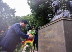 Thủ tướng Phạm Minh Chính dâng hoa tại tượng Chủ tịch Hồ Chí Minh ở New Delhi