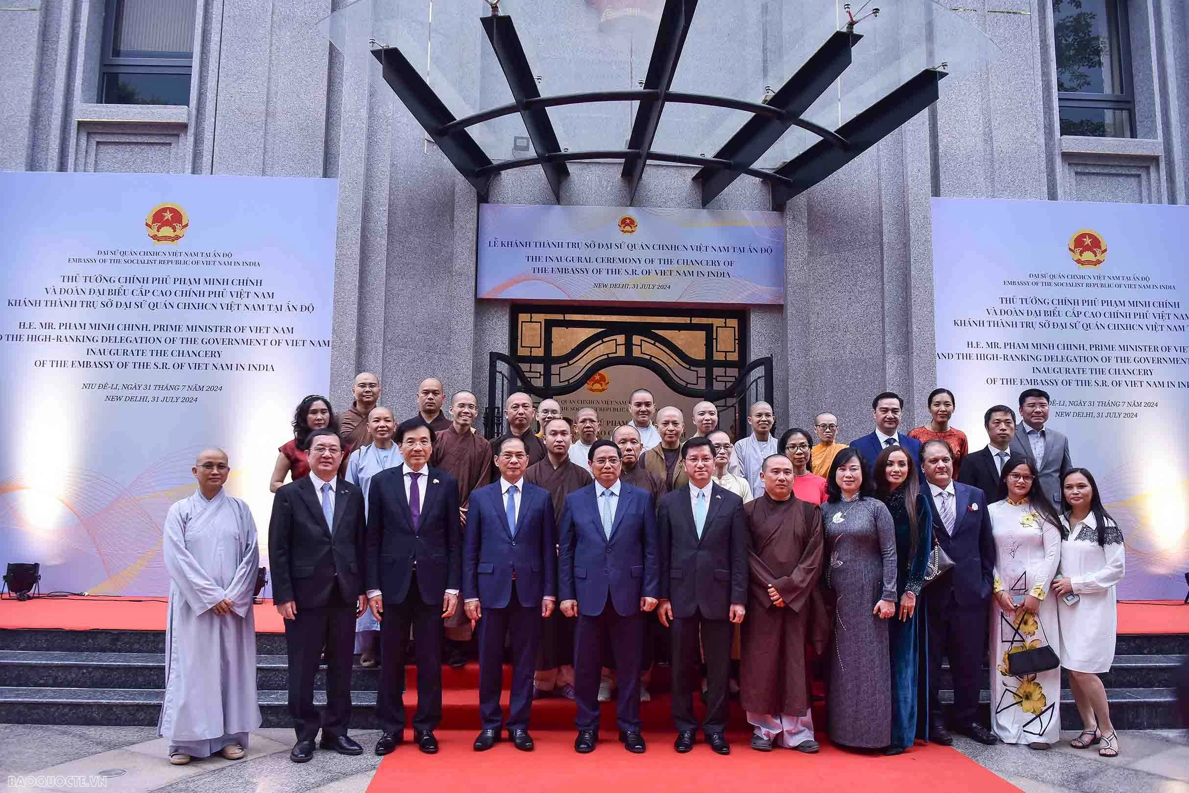 Thủ tướng Phạm Minh Chính chụp ảnh lưu niệm với cán bộ, nhân viên Đại sứ quán và đại diện cộng đồng người Việt Nam ở Ấn Độ. (Ảnh: Nguyễn Hồng)