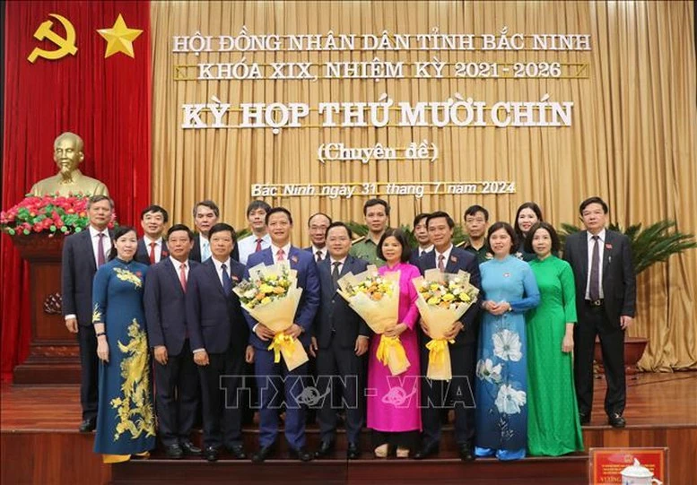 Lãnh đạo tỉnh Bắc Ninh tặng hoa chúc mừng các đại biểu vừa được HĐND tín nhiệm bầu giữ chức vụ mới.
