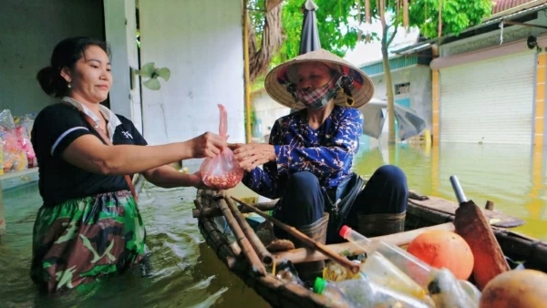 Xót xa cảnh người dân Chương Mỹ sống chung với lũ