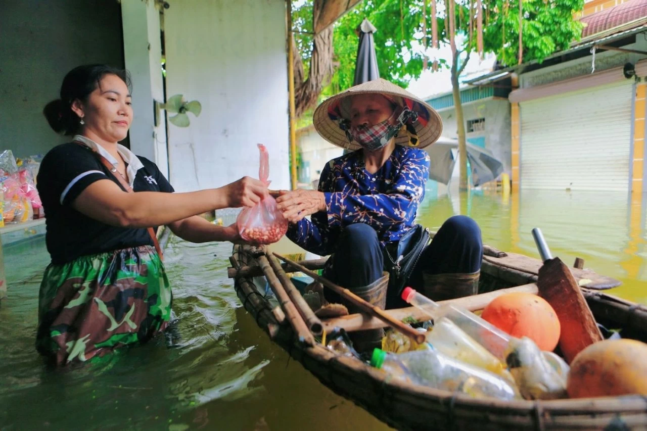 Xót xa cảnh người dân Chương Mỹ sống chung với lũ