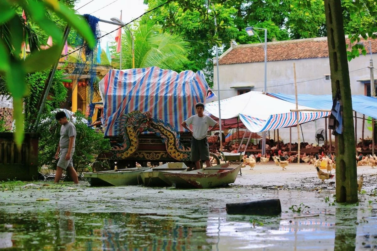 Xót xa cảnh người dân Chương Mỹ sống chung với lũ