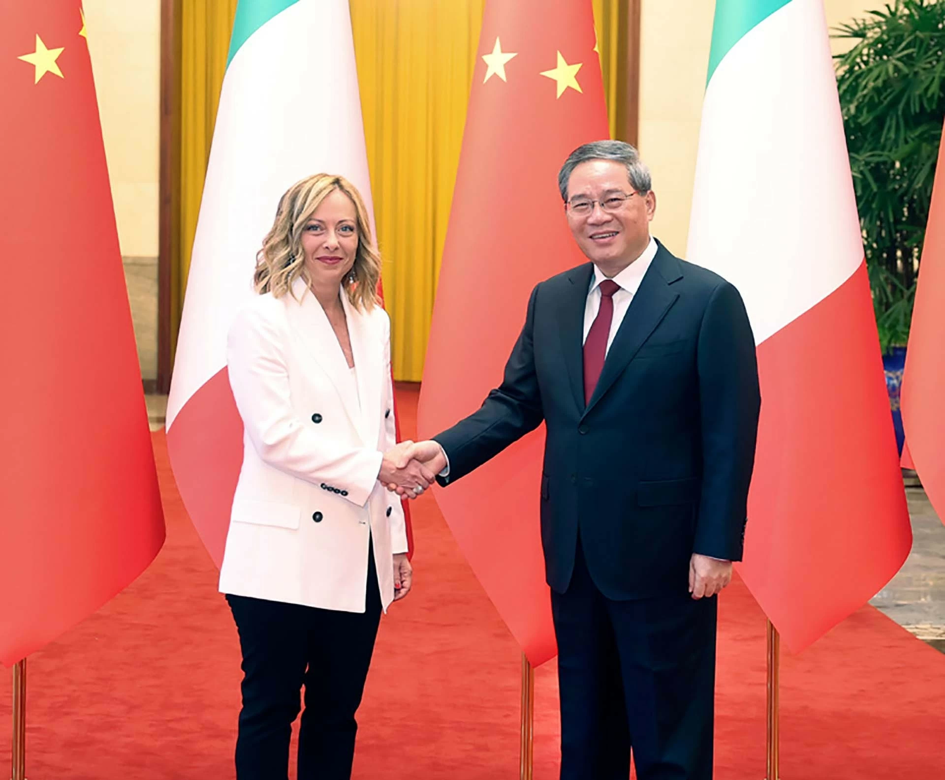 Thủ tướng Trung Quốc Lý Cường và người đồng cấp Italy  Giorgia Meloni tại thủ đô Bắc Kinh, ngày 28/7. (Nguồn: Tân Hoa xã) 