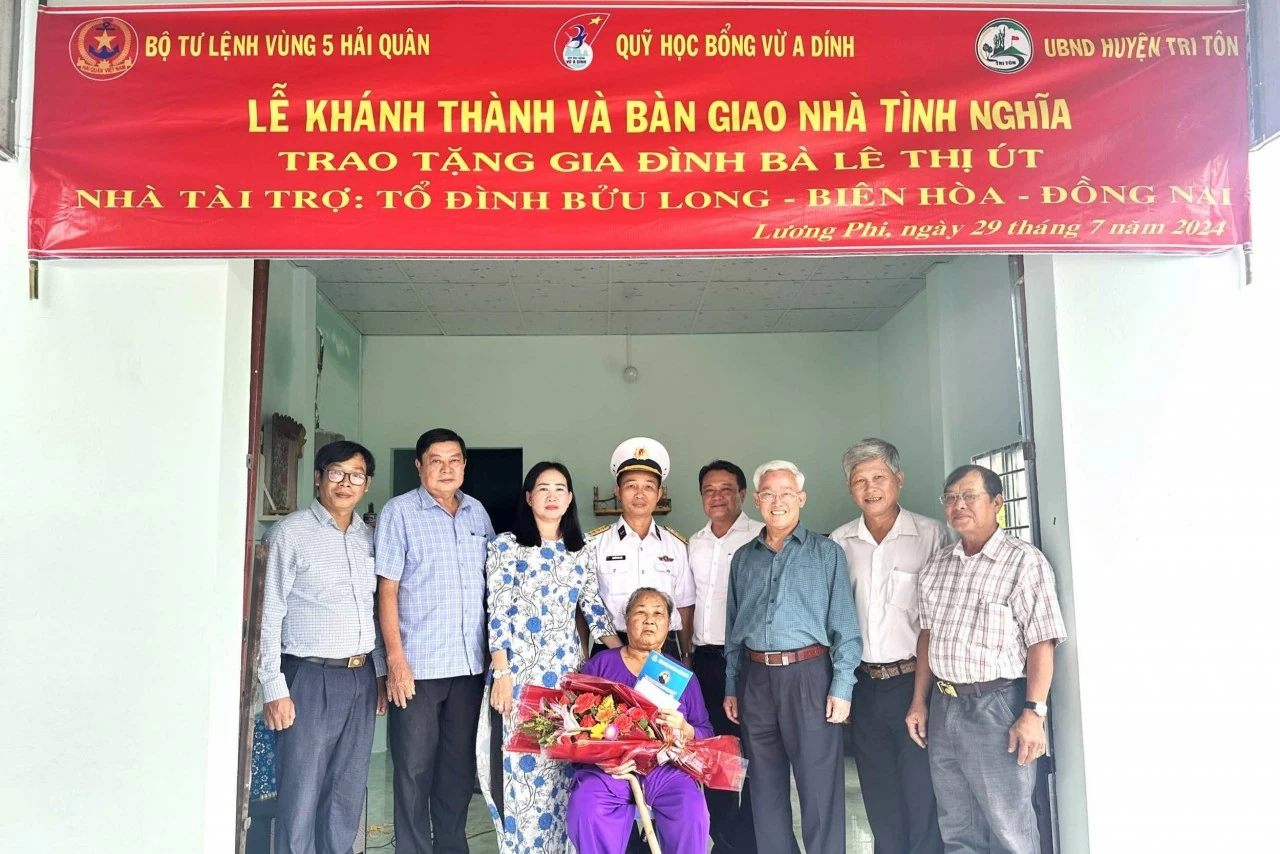 Bộ Tư lệnh Vùng 5 Hải quân bàn giao Nhà tình nghĩa tại An Giang