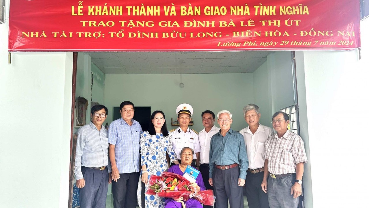 bo tu lenh vung 5 hai quan ban giao nha tinh nghia tai an giang