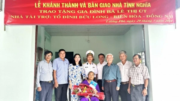 Bộ Tư lệnh Vùng 5 Hải quân bàn giao Nhà tình nghĩa tại An Giang