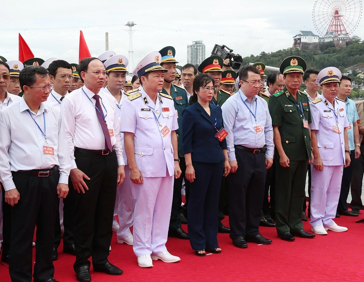 Các đại biểu dự Lễ tưởng niệm Chiến thắng trận đầu ngày 2 và 5/8/1964 tại Cửa Lục, Quảng Ninh.