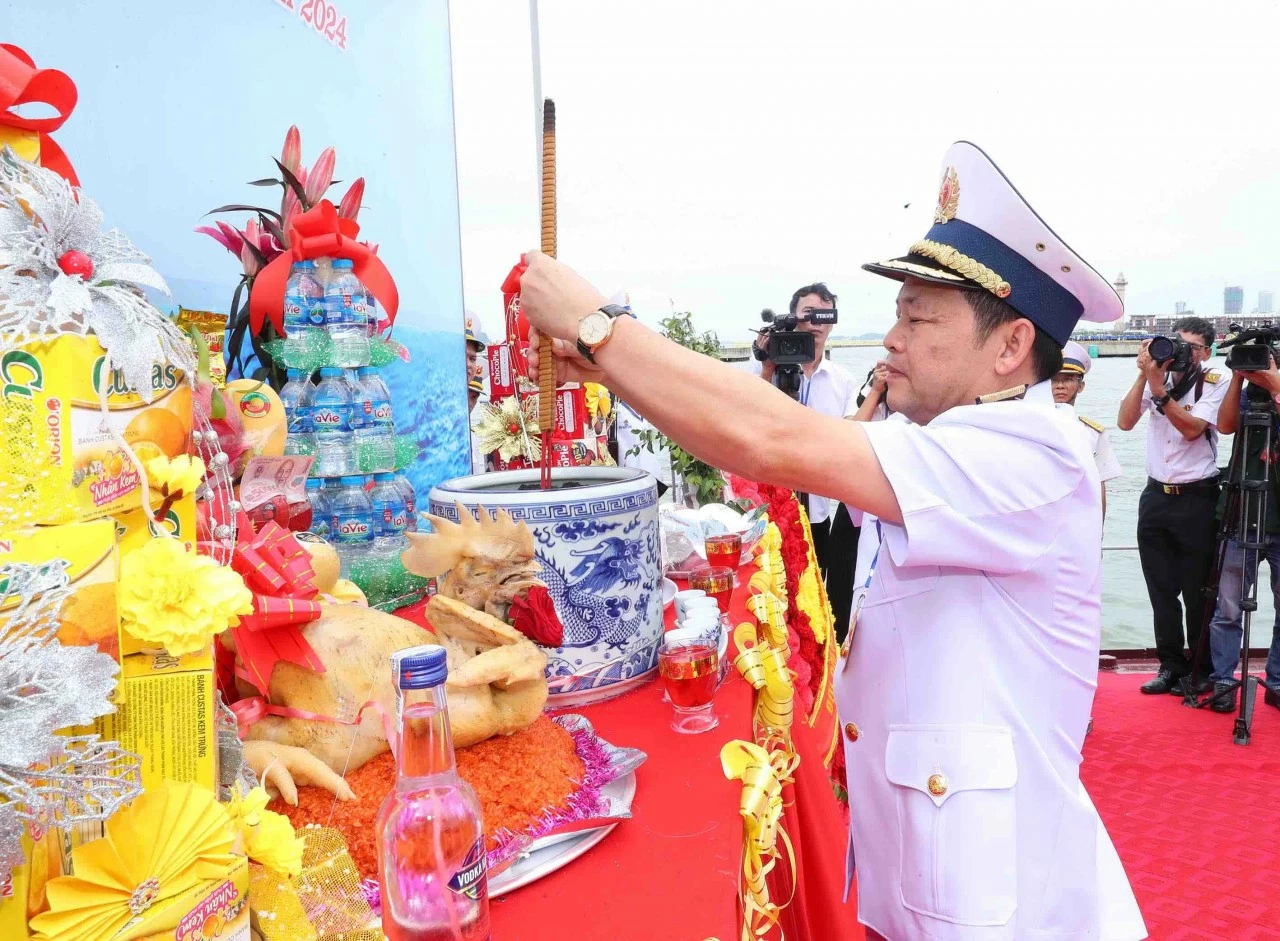 Trung tướng Nguyễn Văn Bổng, Bí thư Đảng uỷ, Chính uỷ Hải quân dâng hương tưởng niệm các anh hùng liệt sĩ.