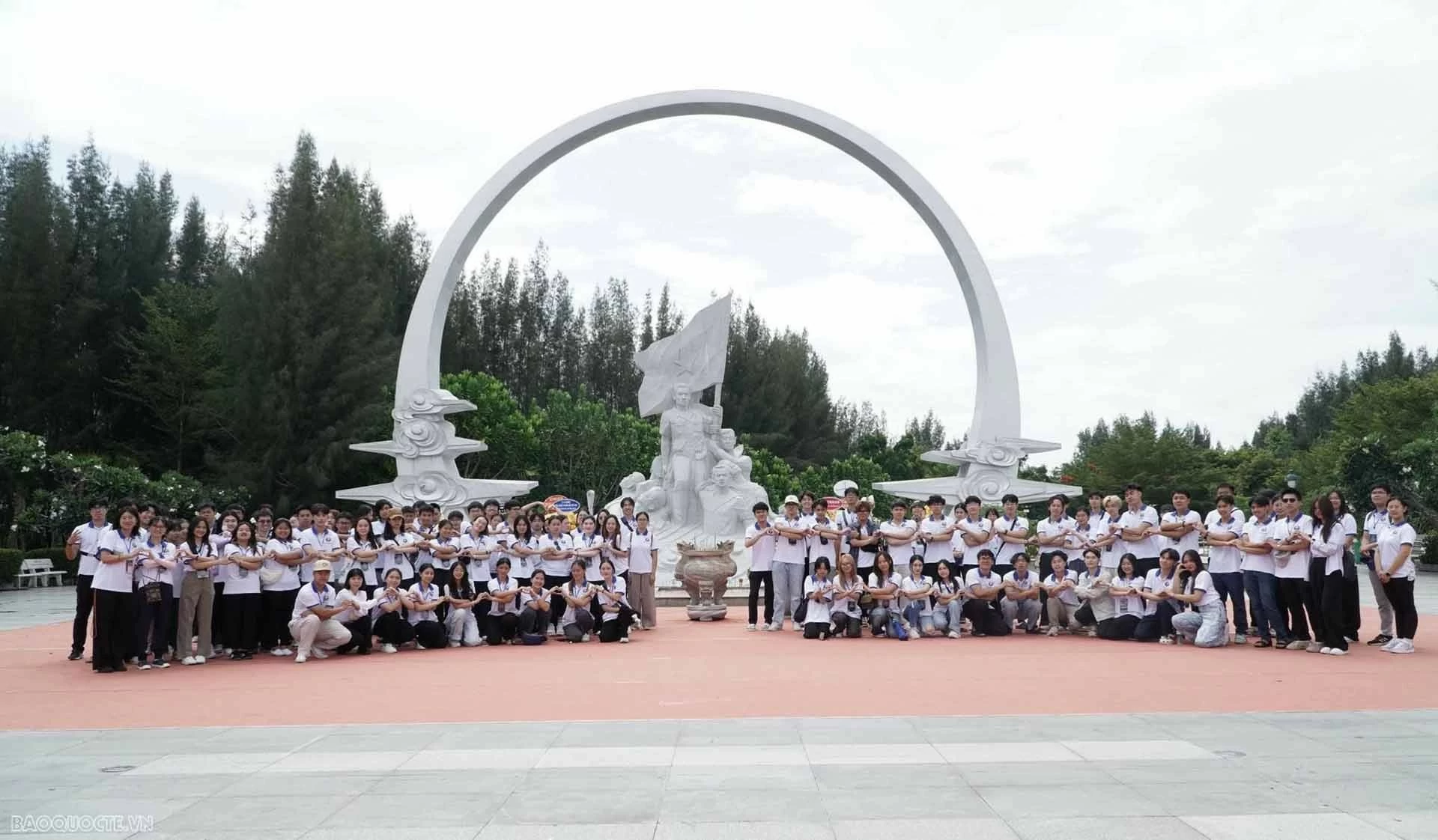 Thanh niên, sinh viên kiều bào tham dự Trại hè đã đến thăm và dâng hương  khu tưởng niệm chiến sĩ Gạc Ma. (Ảnh: Tuấn Việt)