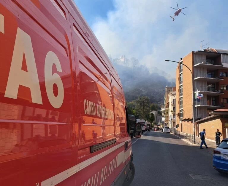 Cháy lớn ở thủ đô Rome, Italy sơ tán gấp Đài truyền hình quốc gia cùng 6 tòa dân cư Cháy lớn ở thủ đô Rome, Italy sơ tán gấp Đài truyền hình quốc gia cùng 6 tòa dân cư