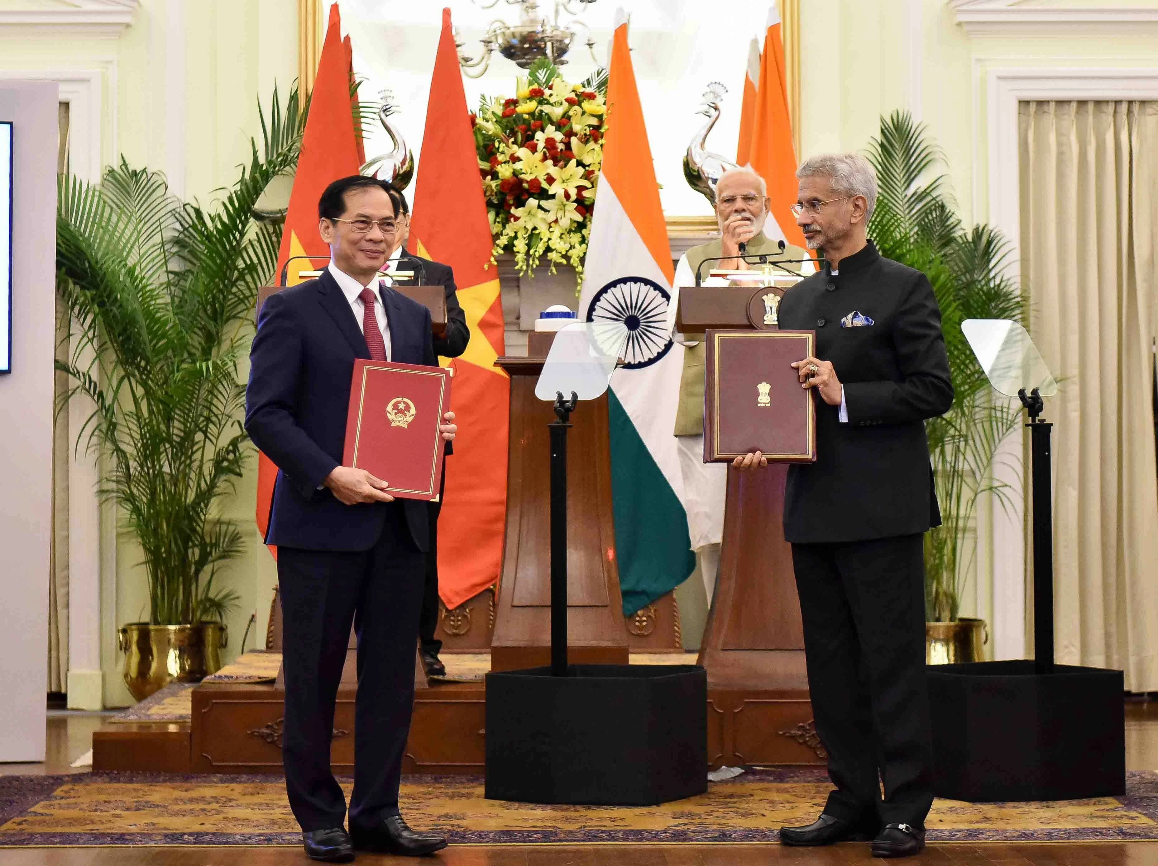 Thủ tướng Phạm Minh Chính và Thủ tướng Narendra Modi chứng kiến Bộ trưởng Bộ Ngoại giao 2 nước trao Chương trình hành động Đối tác chiến lược toàn diện Việt Nam-Ấn Độ giai đoạn 2024-2028 (Ảnh: Nguyễn Hồng)