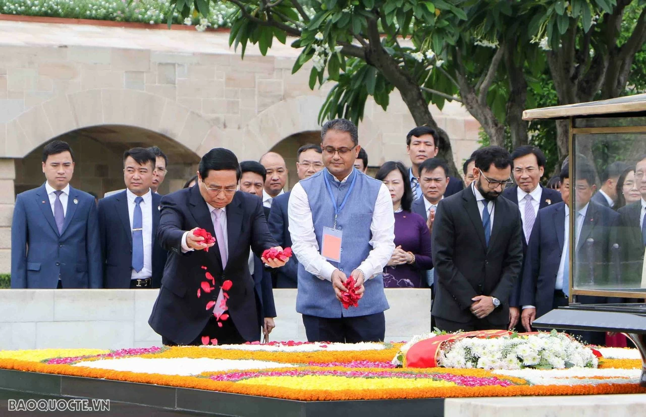 Thủ tướng Phạm Minh Chính đặt vòng hoa tại đài tưởng niệm Mahatma Gandhi