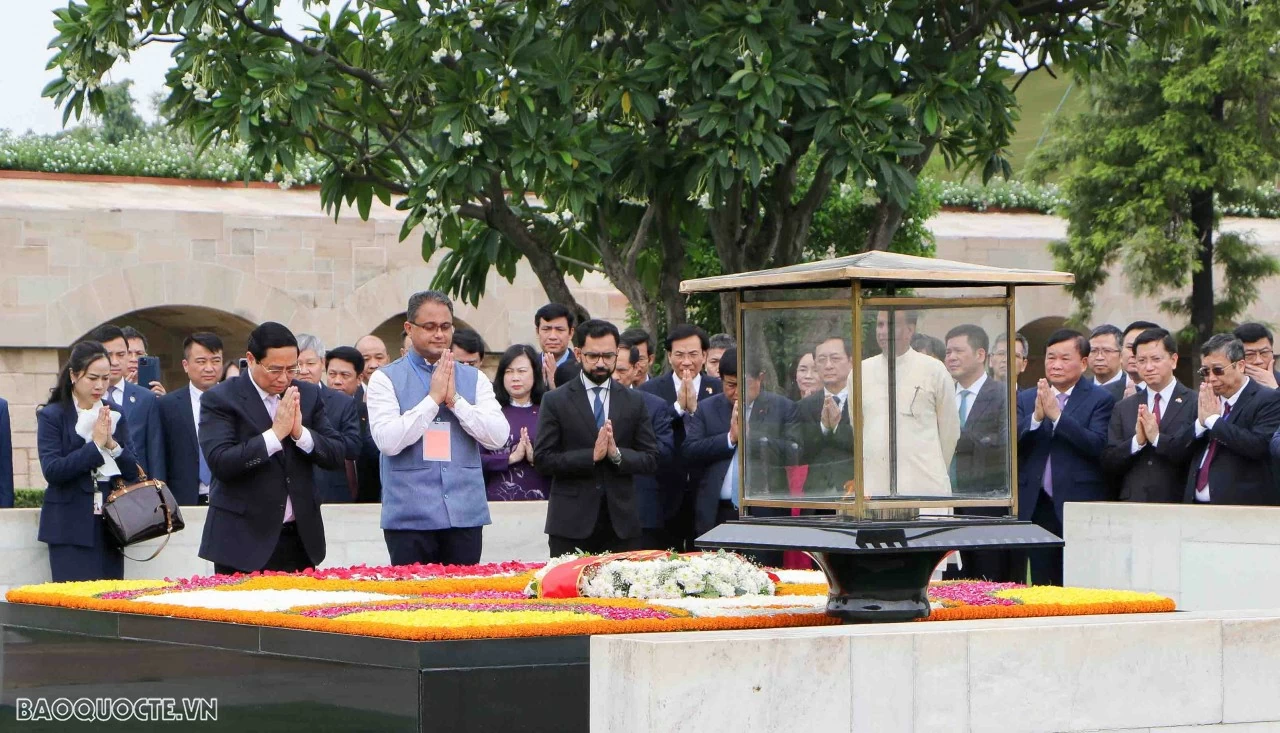 Thủ tướng Phạm Minh Chính đặt vòng hoa tại đài tưởng niệm Mahatma Gandhi
