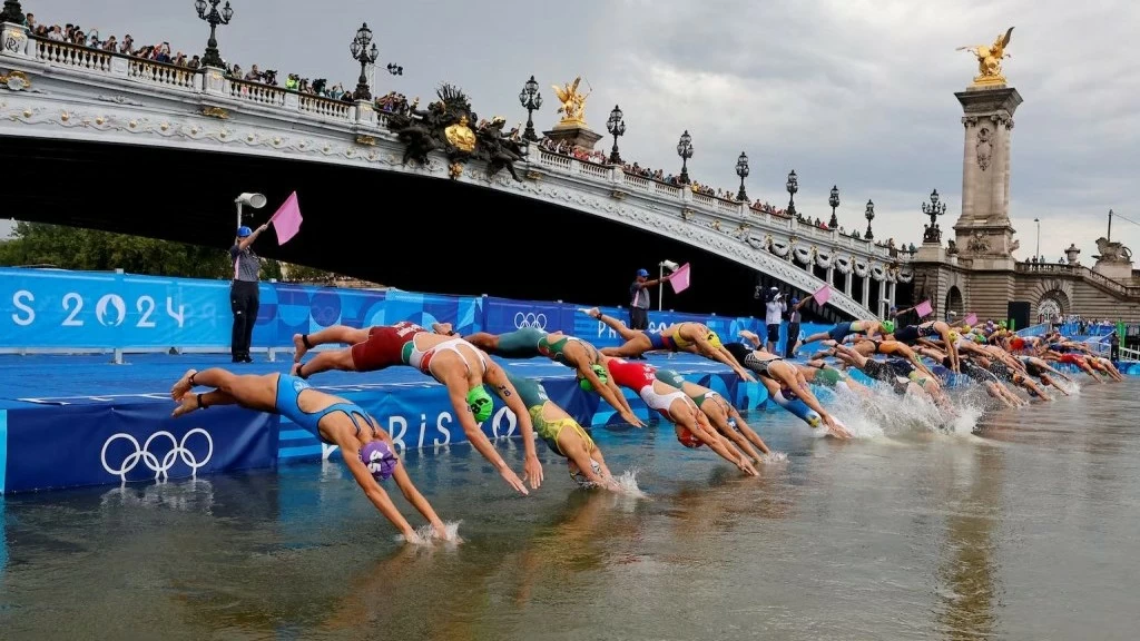 Olympic 2024: Hình ảnh cuộc thi bơi đầy tranh cãi trên sông Seine