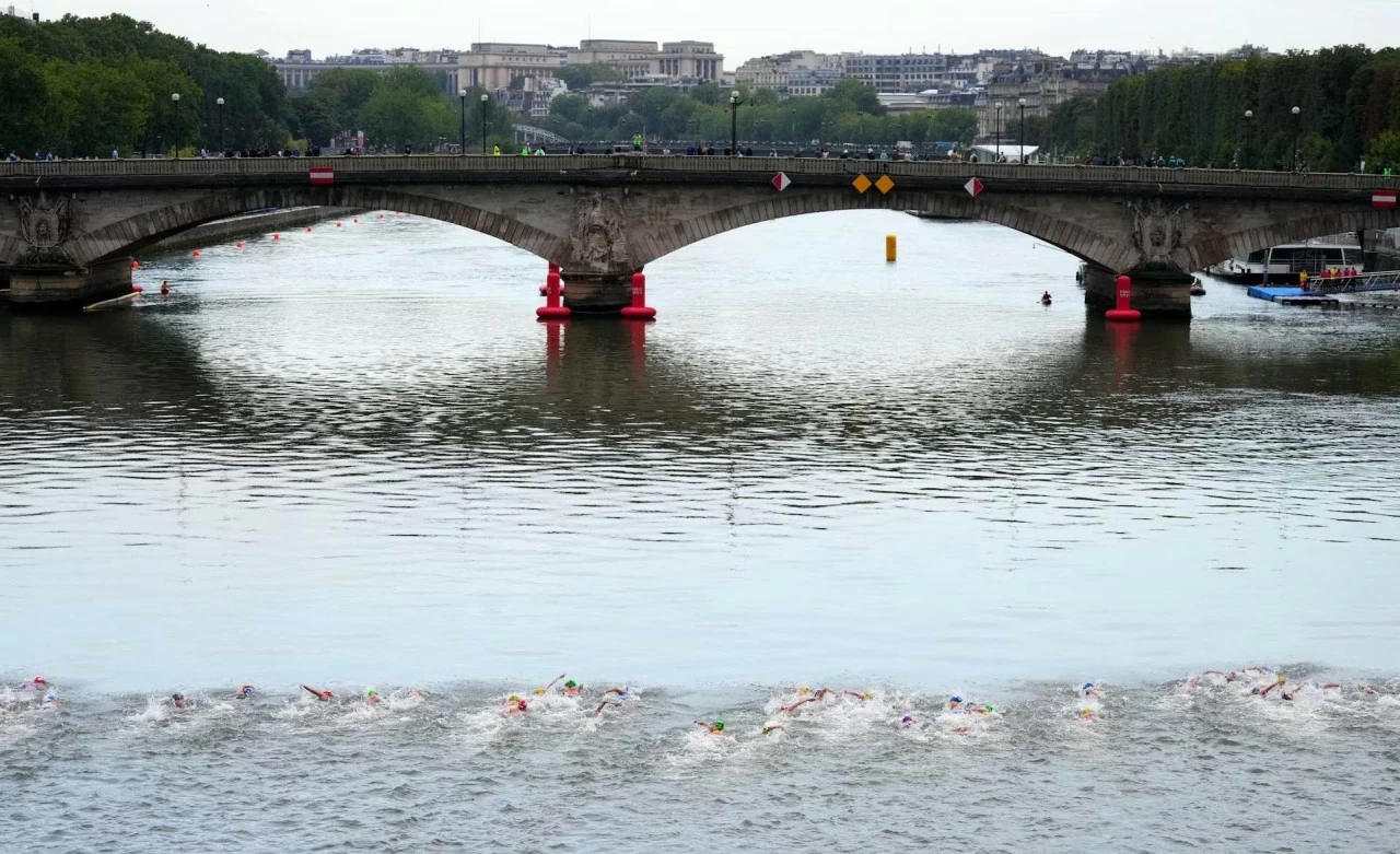 Olympic 2024: Hình ảnh cuộc thi bơi đầy tranh cãi trên sông Seine