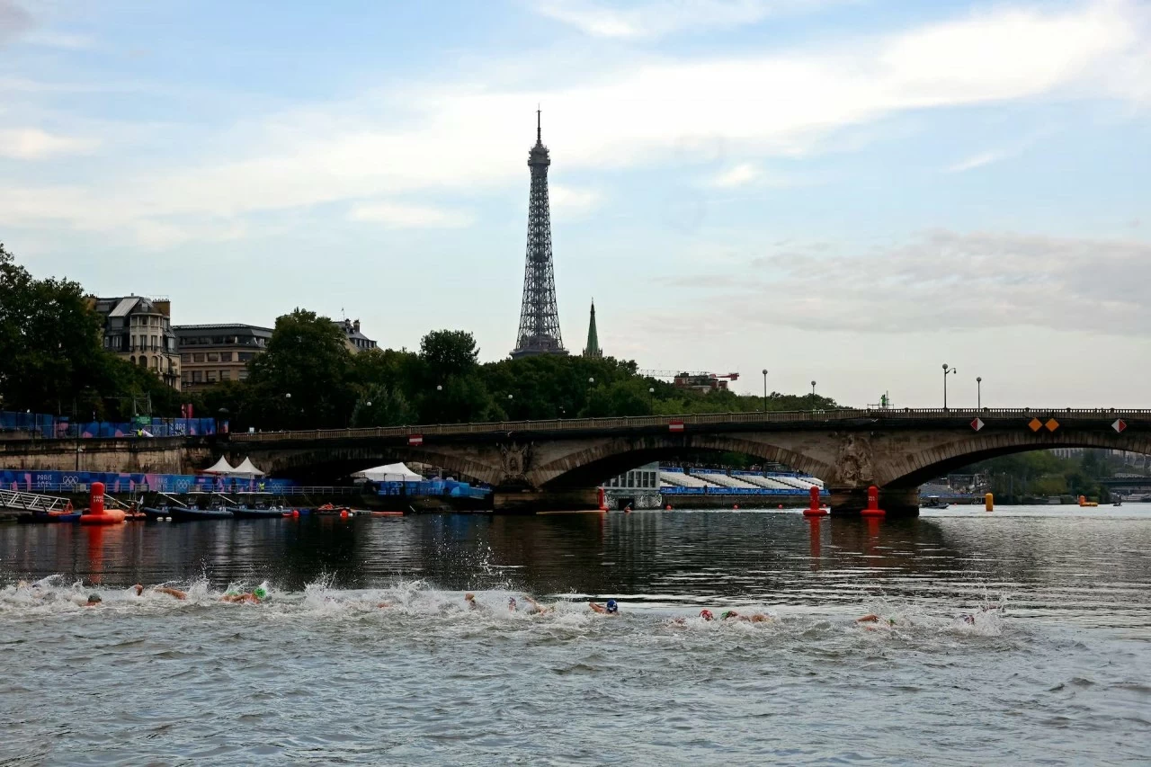 Olympic 2024: Hình ảnh cuộc thi bơi đầy tranh cãi trên sông Seine