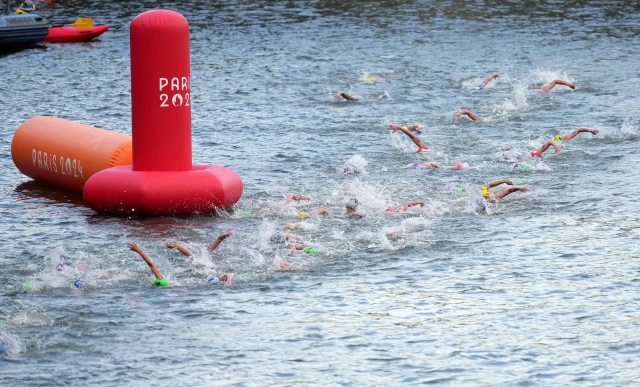 Olympic 2024: Hình ảnh cuộc thi bơi đầy tranh cãi trên sông Seine