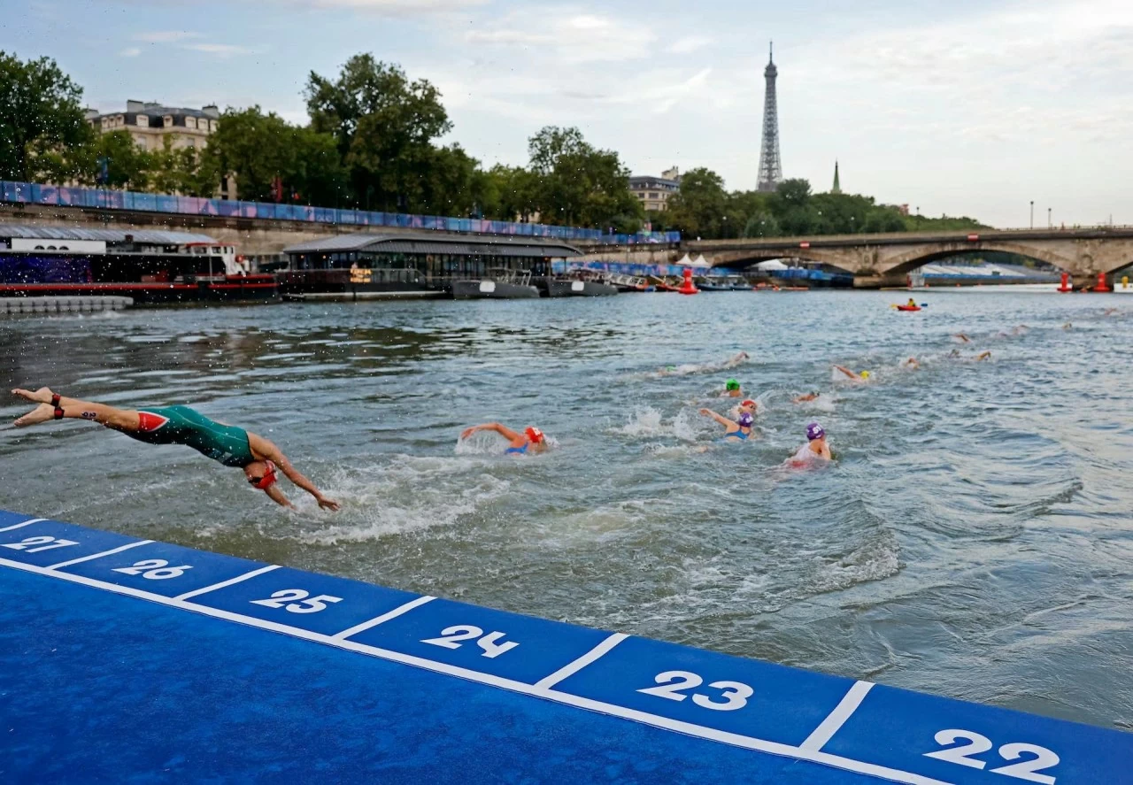 Olympic 2024: Hình ảnh cuộc thi bơi đầy tranh cãi trên sông Seine