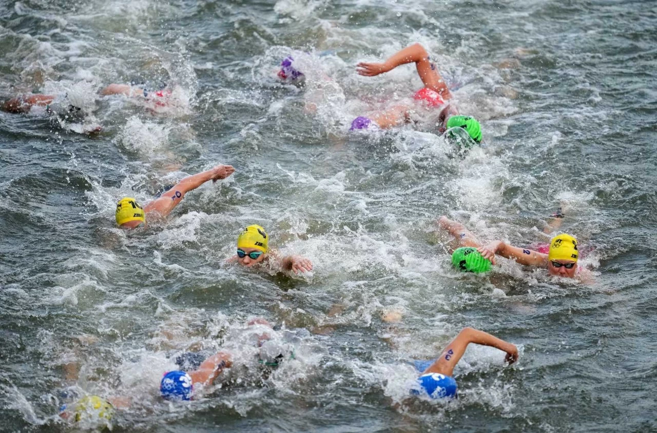 Olympic 2024: Hình ảnh cuộc thi bơi đầy tranh cãi trên sông Seine