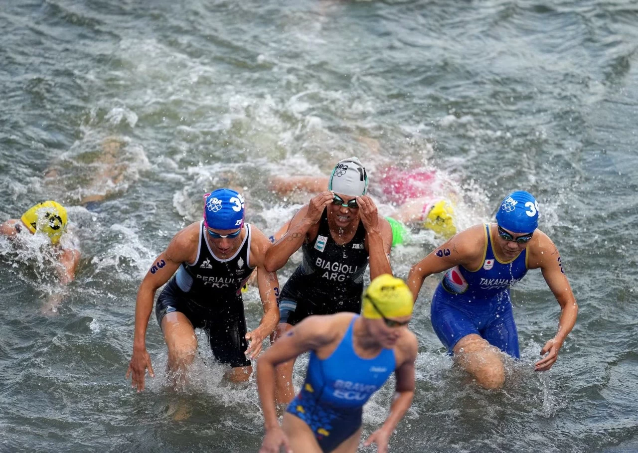 Olympic 2024: Hình ảnh cuộc thi bơi đầy tranh cãi trên sông Seine