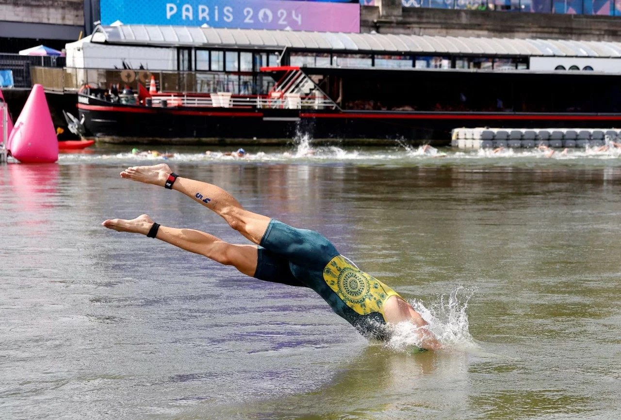 Olympic 2024: Hình ảnh cuộc thi bơi đầy tranh cãi trên sông Seine