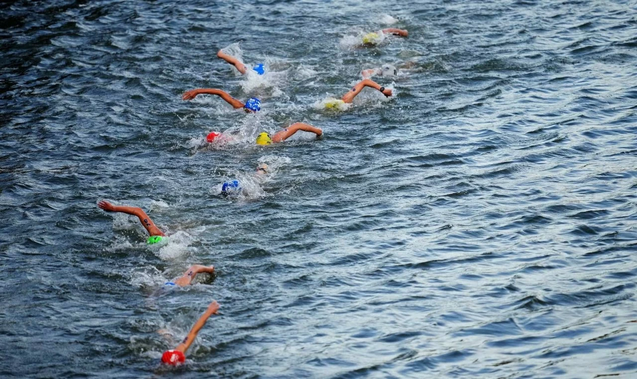 Olympic 2024: Hình ảnh cuộc thi bơi đầy tranh cãi trên sông Seine