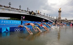 Olympic 2024: Hình ảnh cuộc thi bơi đầy tranh cãi trên sông Seine