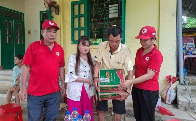 Hơn 440 triệu đồng hỗ trợ khẩn cấp các gia đình bị thiệt hại do mưa lũ tại tỉnh Sơn La và Điện Biên
