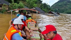 Hơn 440 triệu đồng hỗ trợ khẩn cấp các gia đình bị thiệt hại do mưa lũ tại tỉnh Sơn La và Điện Biên