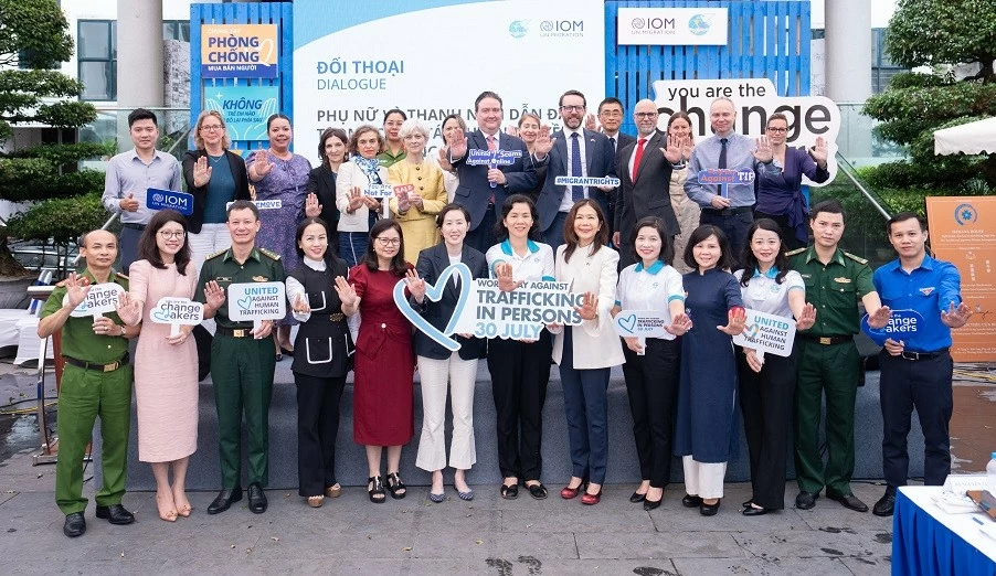 Bảo vệ trẻ em trước 'móng vuốt' của tội phạm mua bán người Bảo vệ trẻ em trước 'móng vuốt' của tội phạm mua bán người