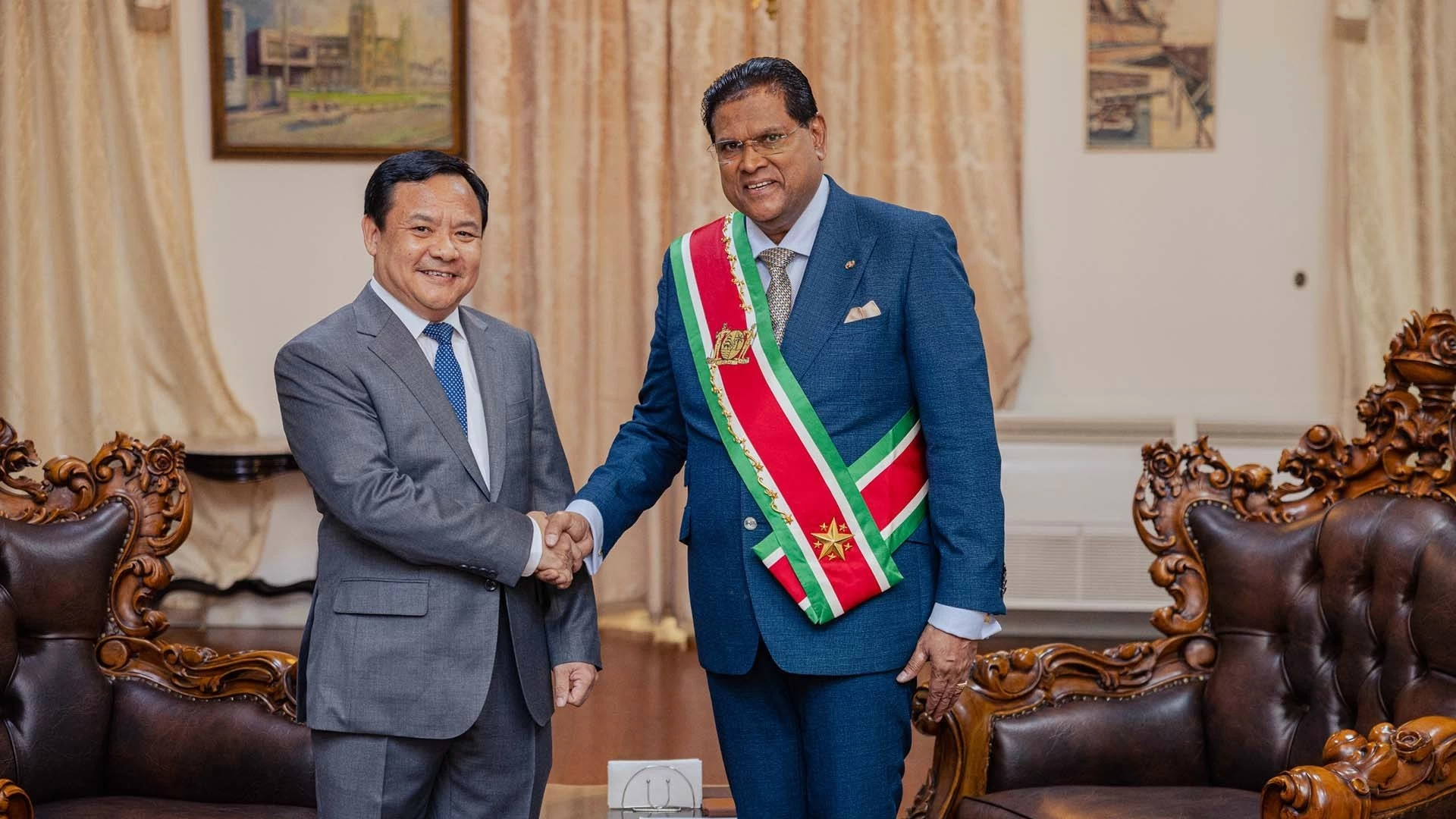 Đại sứ Bùi Văn Nghị trình Thư ủy nhiệm lên Tổng thống Cộng hòa Suriname