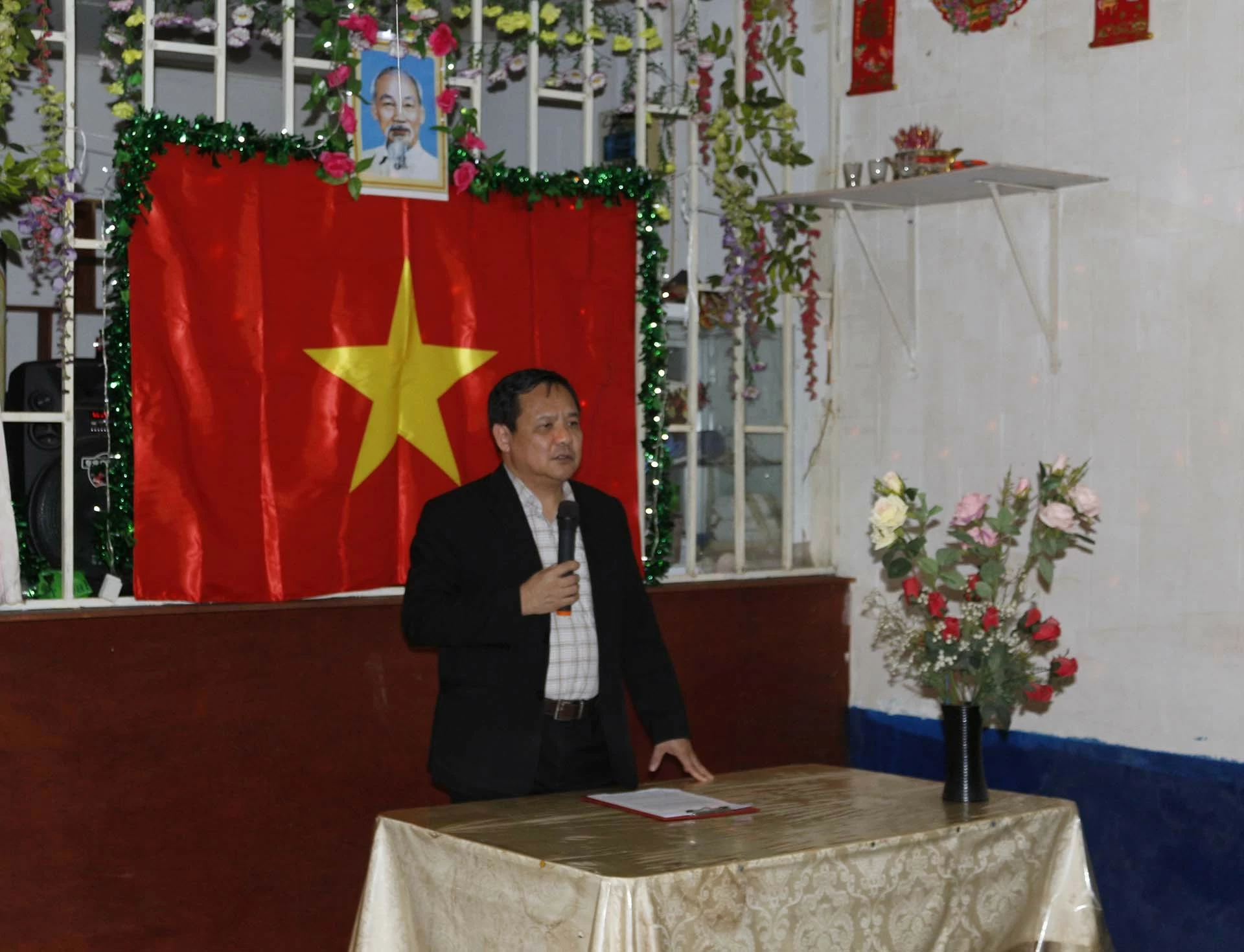 Đại sứ Bùi Văn Nghị phát biểu tại buổi gặp mặt cộng đồng người Việt.