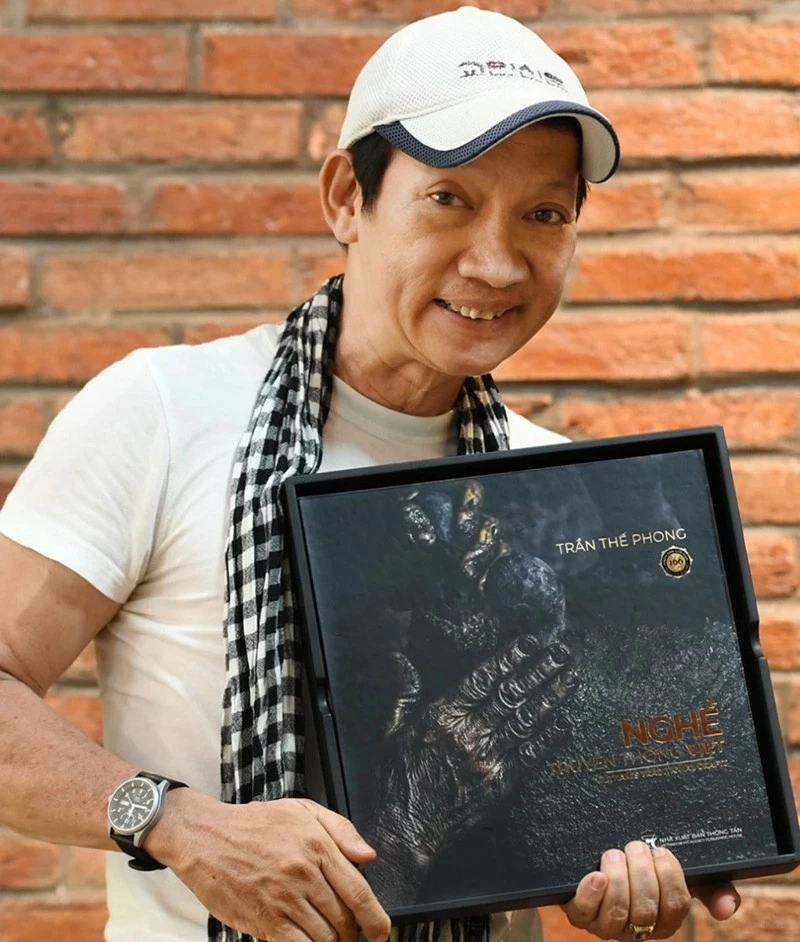 Nhiếp ảnh gia Trần Thế Phong cùng cuốn sách ảnh Nghề truyền thống Việt Nhiếp ảnh gia Trần Thế Phong cùng cuốn sách ảnh Nghề truyền thống Việt