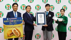 Nhật Bản: Bánh mì cà ri 7-Eleven nhận Kỷ lục Guinness thế giới