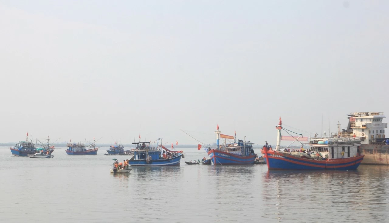 The north central provinces step up efforts to combat IUU fishing. (Source: VGP)