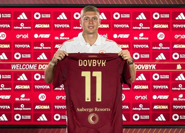 Dovbyk được trao chiếc áo số 11 sau khi kí hợp đồng 5 năm với AS Roma.