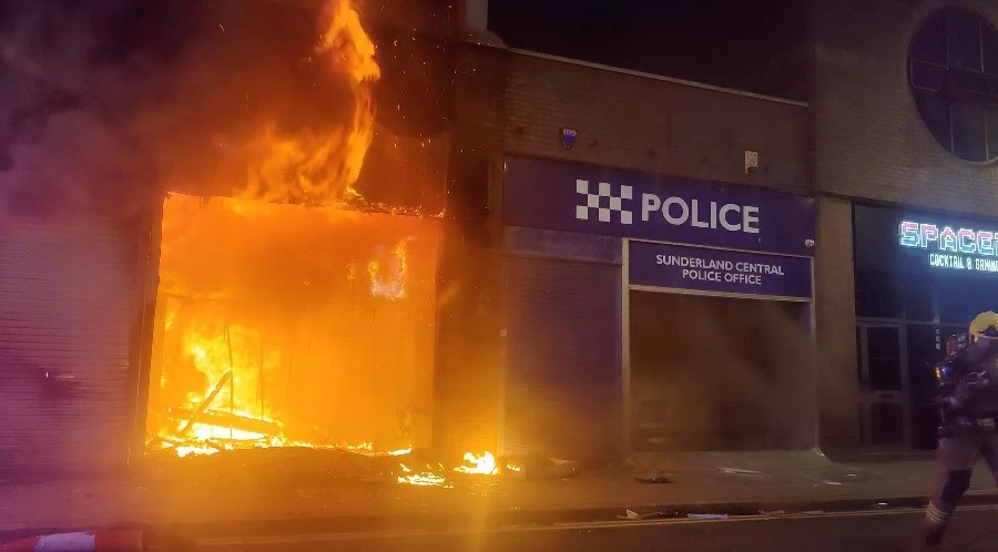 Anh: Bạo lực lan rộng, một đồn cảnh sát bị đốt phá