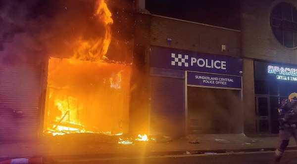 Protests turn violent in the UK, security forces attacked, a police station burned down