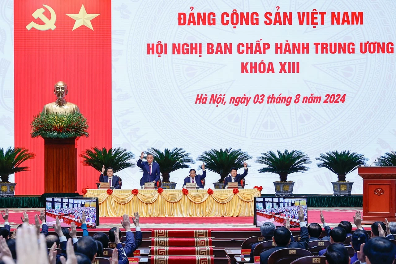 Các đại biểu biểu quyết thông qua chương trình làm việc. (Nguồn: VGP News)