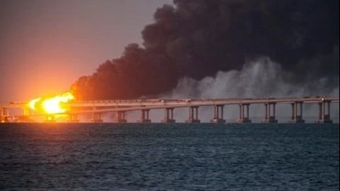 Xung đột Nga-Ukraine: Kiev tấn công kho dầu Nga, Cầu Crimea tiếp tục bị đe dọa, Moscow có cần lo lắng?