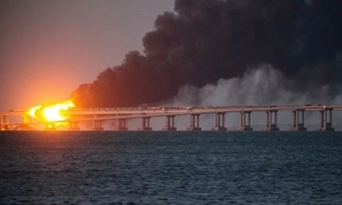 Xung đột Nga-Ukraine: Kiev tấn công kho dầu Nga, Cầu Crimea tiếp tục bị đe dọa,