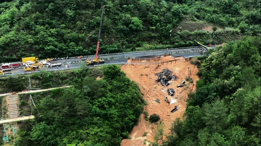 Trung Quốc: Sập cầu đường cao tốc, ít nhất 3 phương tiện rơi, 5 người mất tích