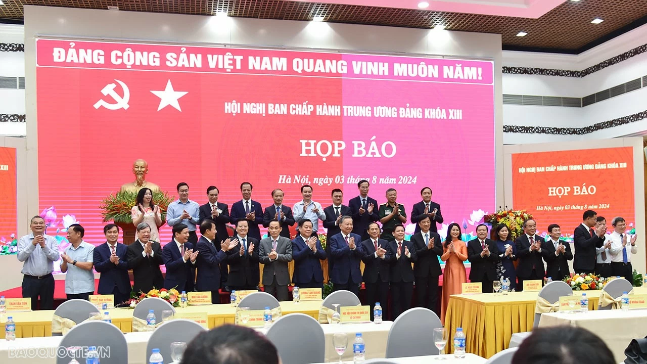Sáng 3/8, sau khi được Trung ương tín nhiệm bầu giữ chức vụ cao nhất của Đảng, Tổng Bí thư, Chủ tịch nước Tô Lâm đã chủ trì họp báo để thông tin, trả lời các câu hỏi của báo chí trong nước và quốc tế. (Ảnh: Tuấn Anh) Sáng 3/8, sau khi được Trung ương tín nhiệm bầu giữ chức vụ cao nhất của Đảng, Tổng Bí thư, Chủ tịch nước Tô Lâm đã chủ trì họp báo để thông tin, trả lời các câu hỏi của báo chí trong nước và quốc tế. (Ảnh: Tuấn Anh)