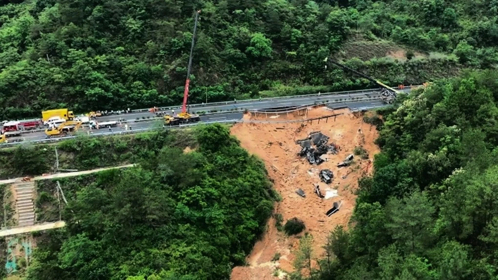 Trung Quốc: Sập cầu đường cao tốc, ít nhất 3 phương tiện rơi, 5 người mất tích Trung Quốc: Sập cầu đường cao tốc, ít nhất 3 phương tiện rơi, 5 người mất tích