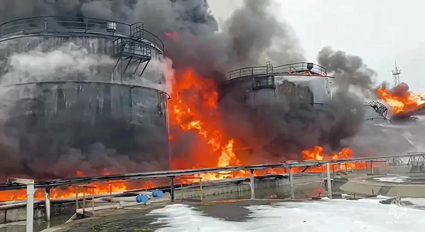 Kho dầu ở TP Klintsy - Nga bốc cháy sau vụ tấn công ngày 19-1. Ảnh: AP